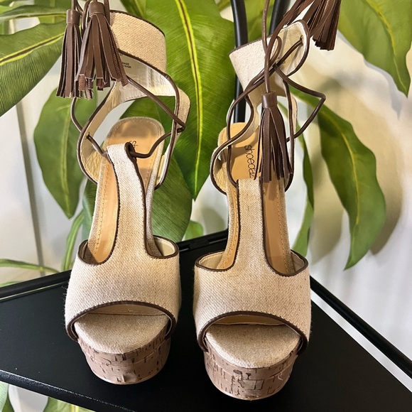ShoeDazzle Stunning 6-Inch Wooden Heels - Picture 5 of 8